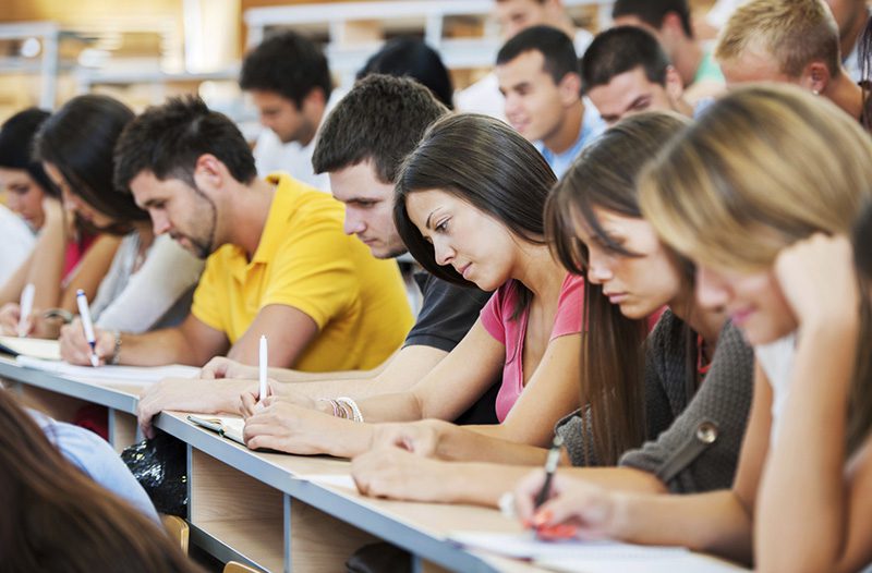 Du học Canada có được làm thêm không